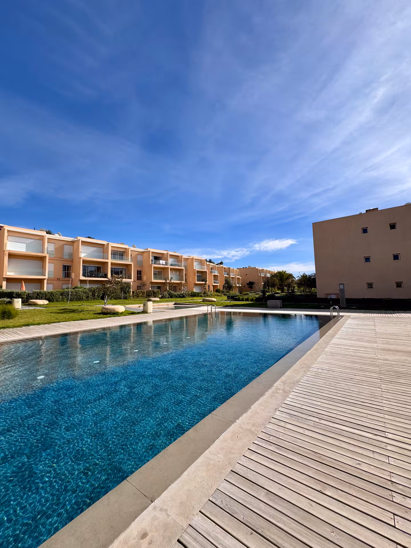 Domaine de retraite yoga à Bodyfulness Lab, Taghazout Bay, Maroc — jardins et piscine